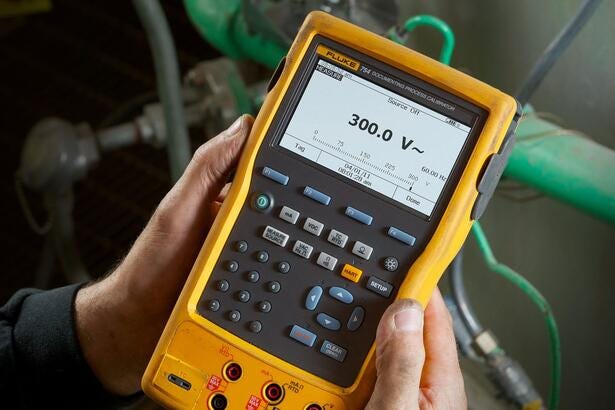 Håndholdt Fluke 754 proceskalibrator der måler 300 V i et industrielt miljø.