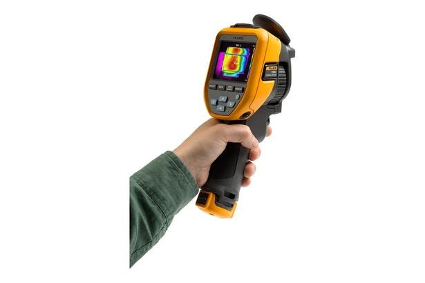 Håndholdt Fluke TiS55+ termisk kamera med farveskærm der viser temperaturforskelle på varme komponenter.