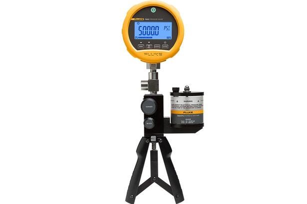 Fluke 700G trykkalibrator monteret på pumpe med digitalt display der viser trykmåling.