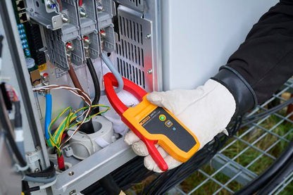 Fluke a283 FC trådløs strømtang måler jævnstrøm i et elektrisk tavleanlæg.