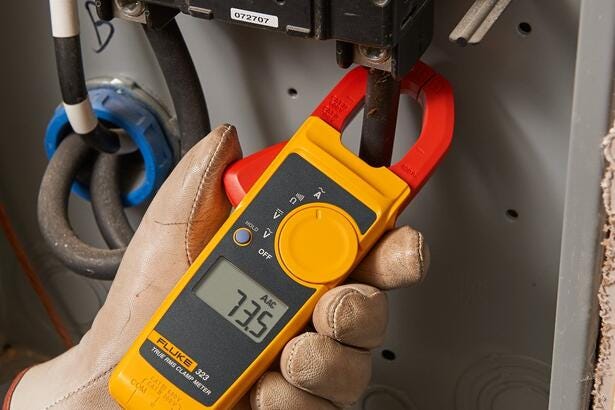 Fluke 323 tangamperemeter måler strøm på en ledning i en el-tavle.