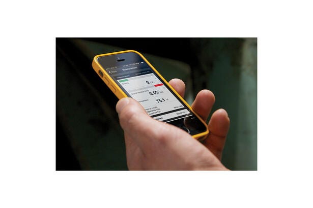 Fluke Connect app på en smartphone viser vibrationsdata og måleresultater fra en Fluke 805 FC.
