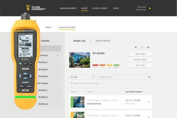 Fluke 805 FC vibrationsmåler vist ved siden af Fluke Connect softwarens brugerinterface til asset management.