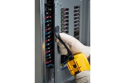 Person med arbejdshandsker monterer Tool-pak universalophæng med magnet på en eltavle ved et multimeter.