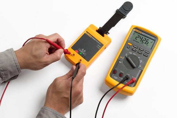 Fluke PRV240 proving unit anvendes med multimeter til kontrol af spænding før måling.