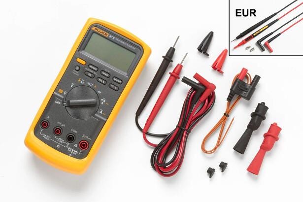 Fluke 87V digitalt multimeter med tilhørende testledninger, prober og temperaturadapter i EUR-version.