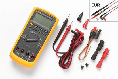 Fluke 87V digitalt multimeter med tilhørende testledninger, prober og temperaturadapter i EUR-version.