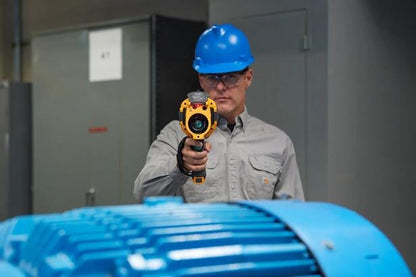 Tekniker bruger Fluke Ti401 PRO termisk kamera til inspektion af en industriel blå motor.