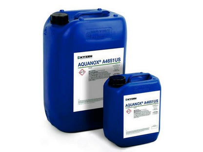 To blå beholdere med Kyzen Aquanox A4651US rensevæske, 5 liter.