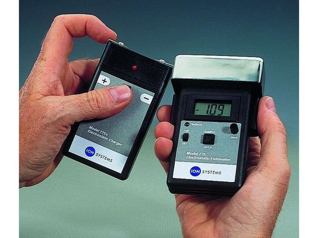 Feltstyrkemåler til statisk spænding med oplader, holdes af hænder