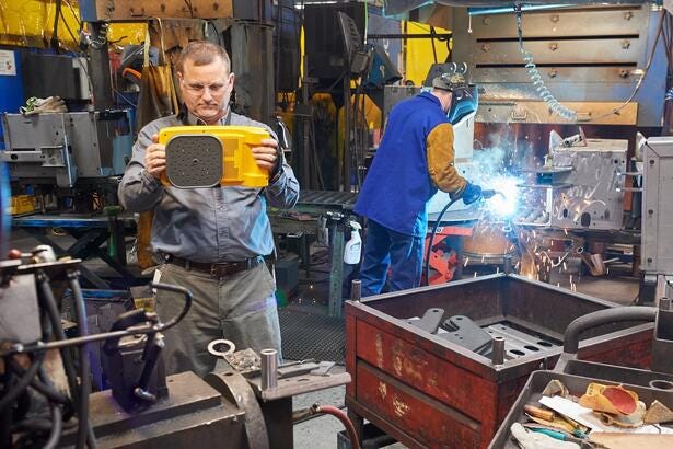 Fluke ii910 Sonic Industrial Imager bruges til inspektion i et produktionsmiljø med svejsning.