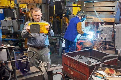 Fluke ii910 Sonic Industrial Imager bruges til inspektion i et produktionsmiljø med svejsning.