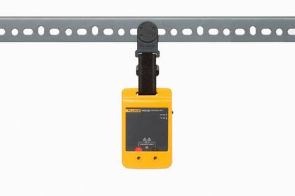 Fluke PRV240 proving unit ophængt med TPAK magnetisk strop på metalskinne.