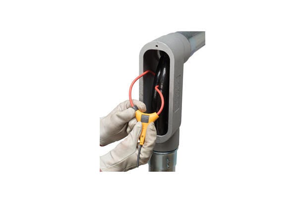 Fluke i2500-10 iFlex probe monteret omkring kabel i snæver installation med beskyttelseshandsker.