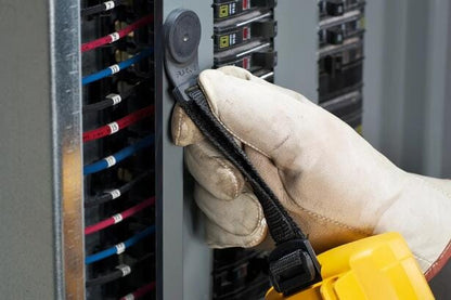 Tekniker bruger Fluke TPAK magnetisk ophængsrem til fastgørelse af multimeter på eltavle.