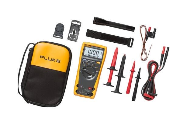 Fluke 179 multimeterkit med testledninger, prober, magnetisk holder og blød taske i gult design.