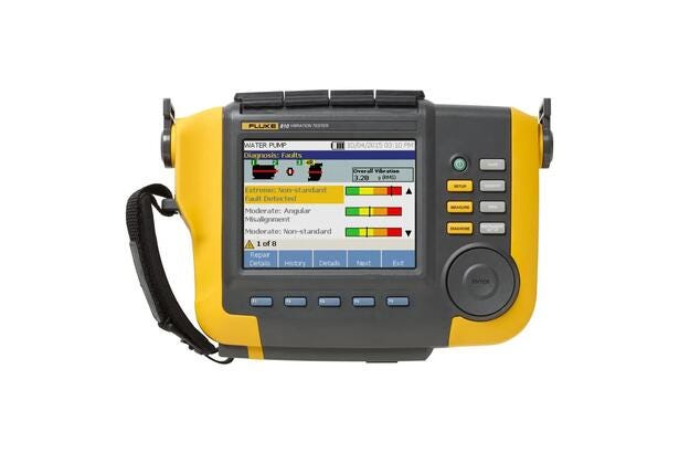 Fluke 810 vibrationsanalysator med skærm, der viser diagnosesystem og fejldetaljer for en vandpumpe.