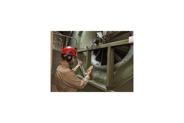 Tekniker måler vibrationer på en industriventilator med Fluke 805ES ekstern vibrationssensor.