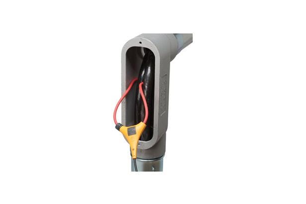 Fluke i2500 iFlex fleksibel strømprobe monteret omkring et kabel i en trang el-installation.
